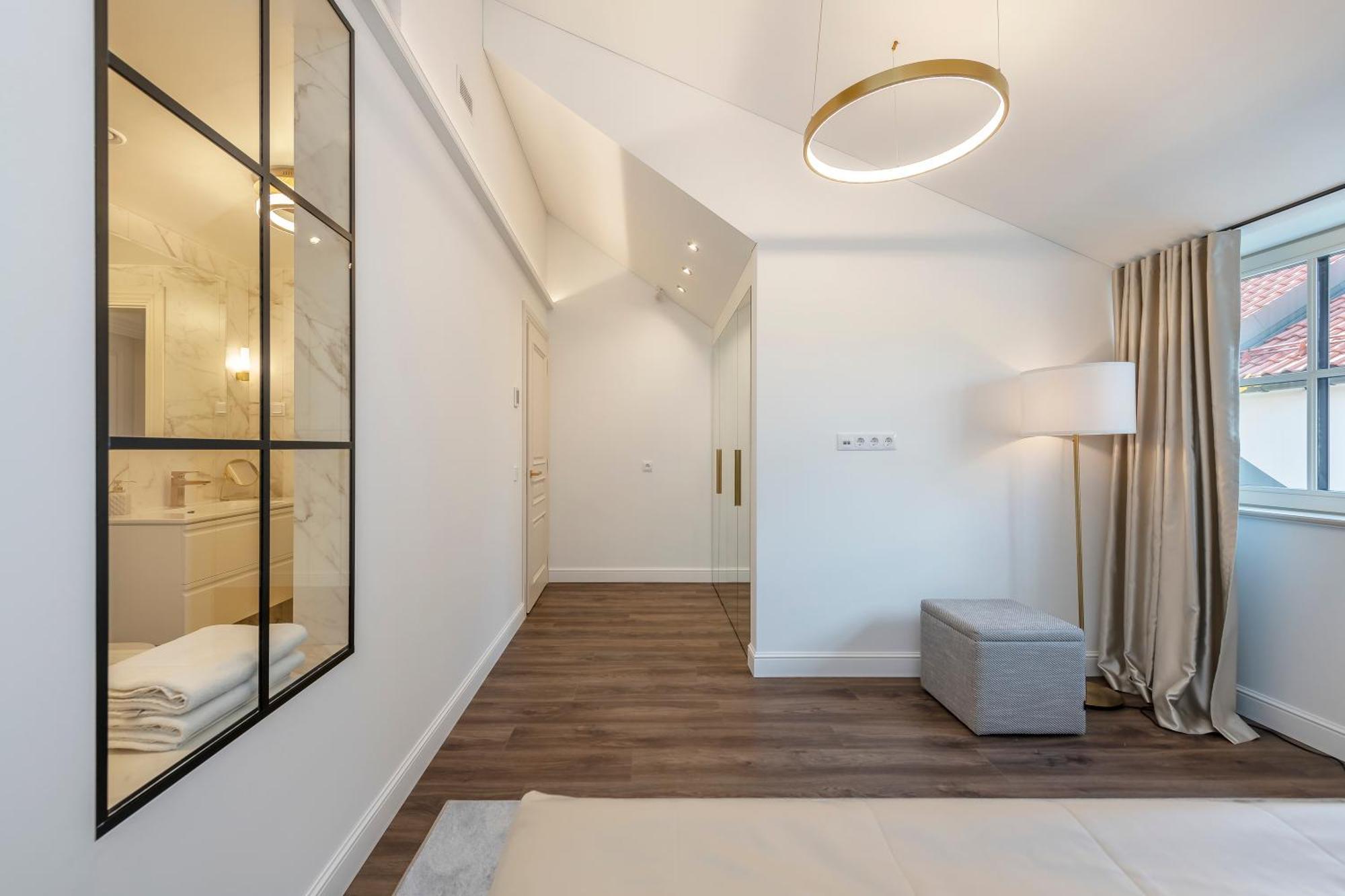 Artsy Exclusive Old Town Gallery Walk Apartment *
